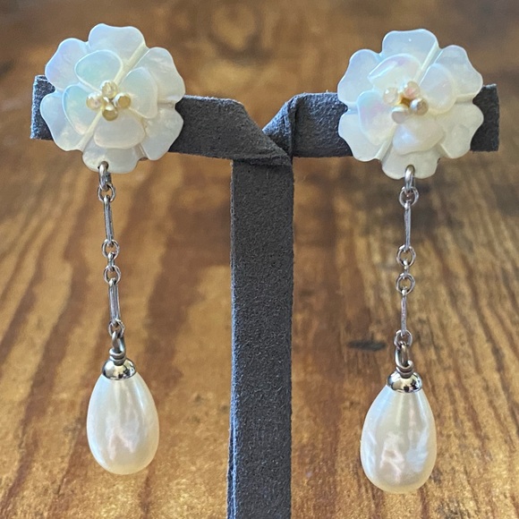 🆂🅾🅻🅳 Auth Vintage Chanel Camellia Earrings - Picture 2 of 13